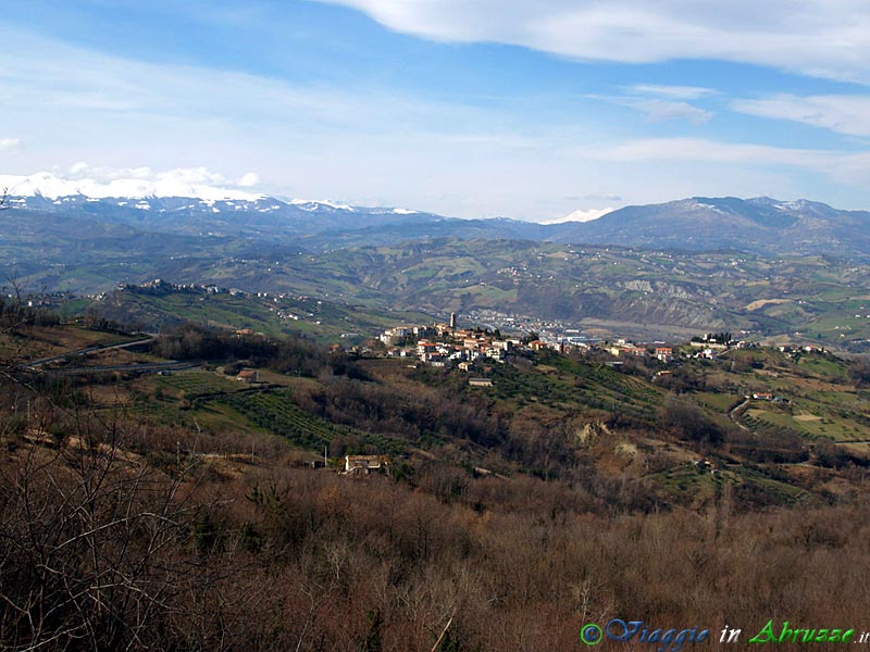 01-P1011236+.jpg - 01-P1011236+.jpg - Panorama del borgo e del territorio circostante.